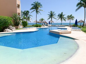 Outdoor pool - Beach Front Luxury condo (Puerto Aventuras)