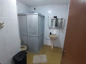 Regadera, jabón, papel de baño