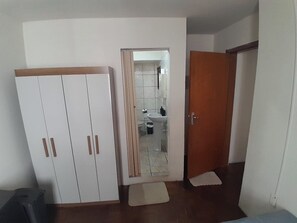 Chuveiro, sabonete, papel higiênico