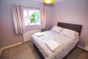 3 bedrooms, iron/ironing board, WiFi, bed sheets - 3 Bed, Sleeps 5, Pet Friendly, Free Parking (Rotherham)