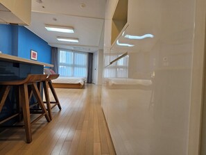 Basic-Zimmer, 1 Queen-Bett, Nichtraucher | Laptopgeeigneter Arbeitsplatz, Verdunkelungsvorhänge