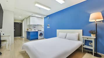 Kamar Basic, 1 Tempat Tidur Queen, Bebas Asap Rokok | Ruang kerja ramah laptop, tirai kedap cahaya, dan kedap suara