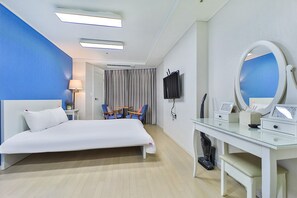 Basic Room, 1 Queen Bed, Non Smoking | Laptop workspace, blackout drapes, soundproofing, iron/ironing board - ROMI STAY (Busan)