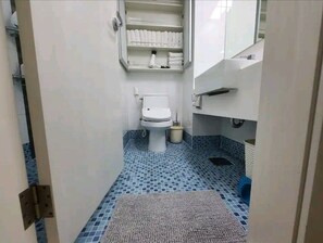 Basic-Zimmer, 1 Queen-Bett, Nichtraucher | Badezimmer | Kostenlose Toilettenartikel, Seife, Shampoo, Toilettenpapier