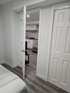 2 bedrooms, iron/ironing board, WiFi - Cozy Home Away from Home! (Kitchener)