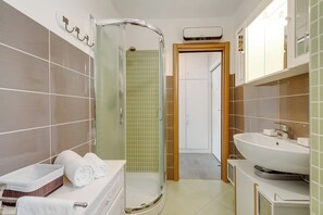 Shower, hair dryer, bidet, towels