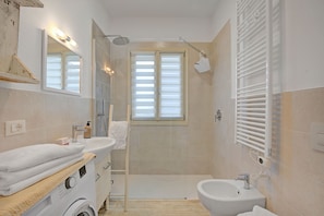 Dusche, Bidet, Handtücher