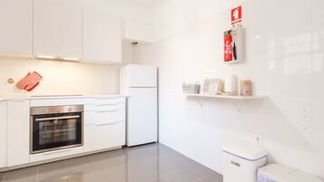 Frigorífico, horno, cafetera o tetera y tostadora