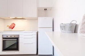 Kjøleskap, ovn, kaffetrakter/tekoker og brødrister