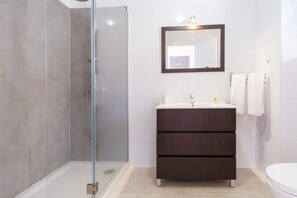 Shower, hair dryer, towels, soap - GuestReady - Marvellous ocean view in Caniço (Caniço)
