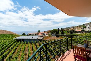 Outdoor dining - GuestReady - Marvellous ocean view in Caniço (Caniço)
