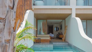 Un área de piscina moderna con vista despejada, una terraza de madera y una habitación con cama y baño.