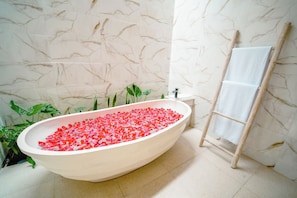 Deep soaking bathtub - Elden Ubud View Private Villas by EPS (Ubud)