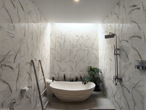 Bañera y ducha independientes, artículos de tocador gratuitos, batas