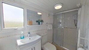 Douche, serviettes fournies