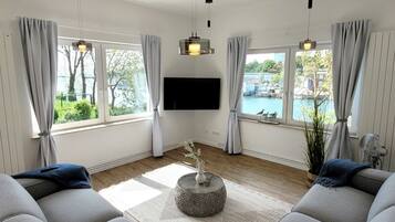 Télévision, table de tennis de table