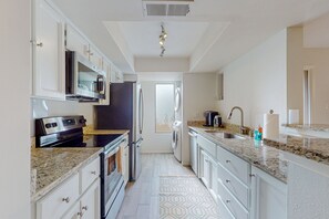 冷蔵庫、電子レンジ、オーブン、コンロ