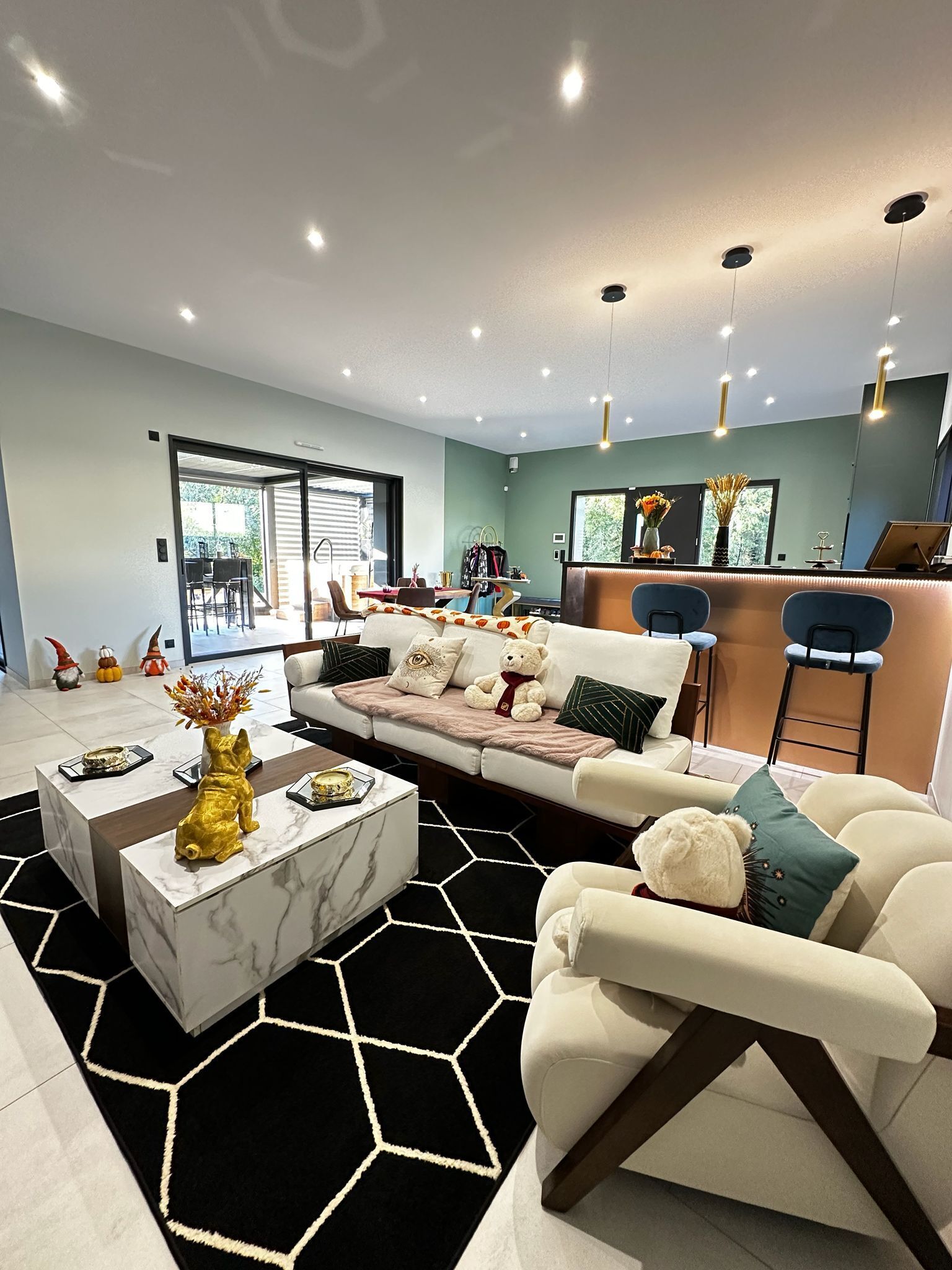 スマートテレビ、暖炉、書庫、ステレオ