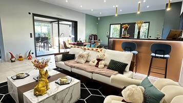 Smart TV, fireplace, books, stereo