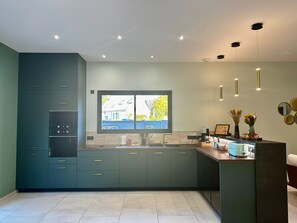 Frigorífico, microondas, horno y placa de cocina