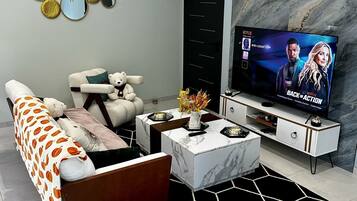 Smart-tv, een open haard, boeken en een stereo