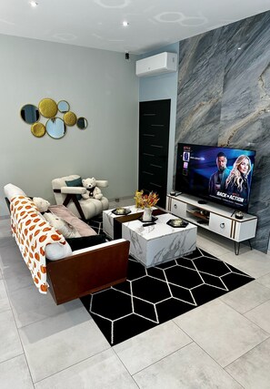Smart TV, chimenea, libros y estéreo 