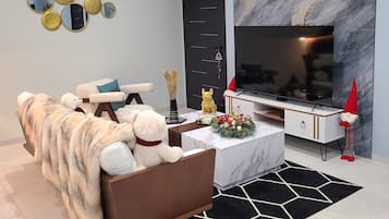 Smart TV, lareira, livros, aparelho de som