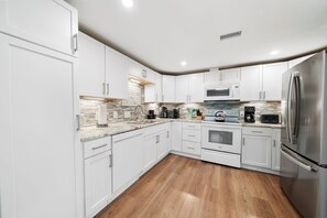 Full-sized fridge, microwave, oven, stovetop - Hideaway Cottage (Panama City Beach)