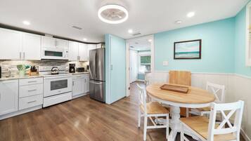 Full-sized fridge, microwave, oven, stovetop