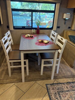 Dining - Cozy Pet-Friendly RV with Spectrum TV, WiFi,  AC in charming Zephyrhills, Fl (Zephyrhills)