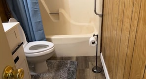 Serviettes fournies, savon, shampoing, papier toilette