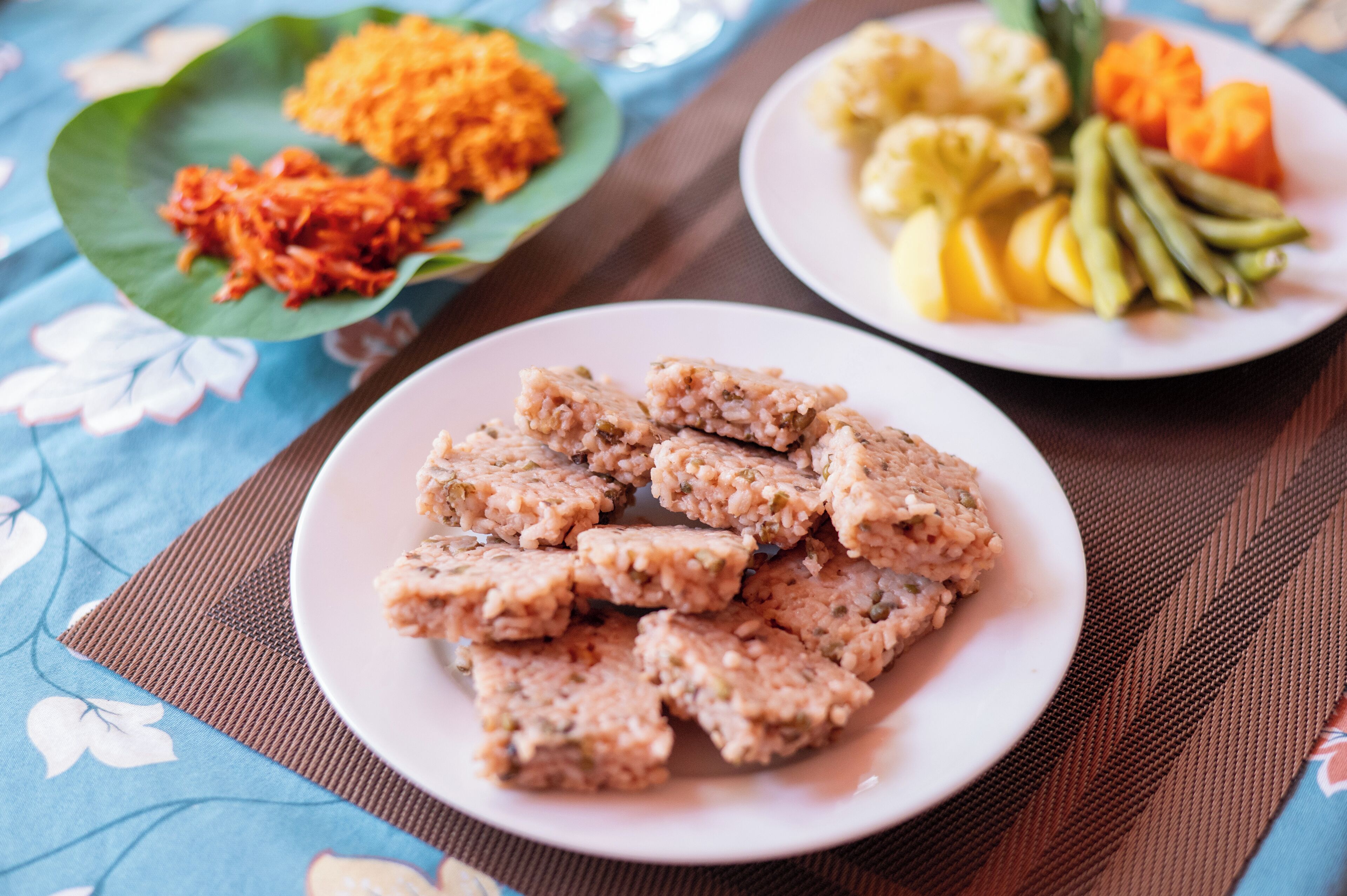 Un plato de comida con arroz y verduras sobre un mantel.