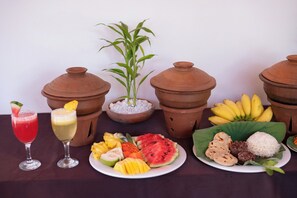 อาหารเช้าแบบท้องถิ่นทุกวัน (LKR 2100 ต่อคน)