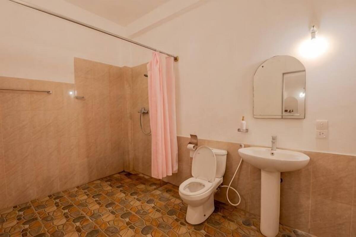 Ein Badezimmer mit Dusche, Toilette und Waschbecken.