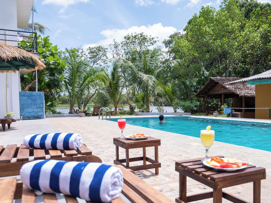 Una piscina al aire libre