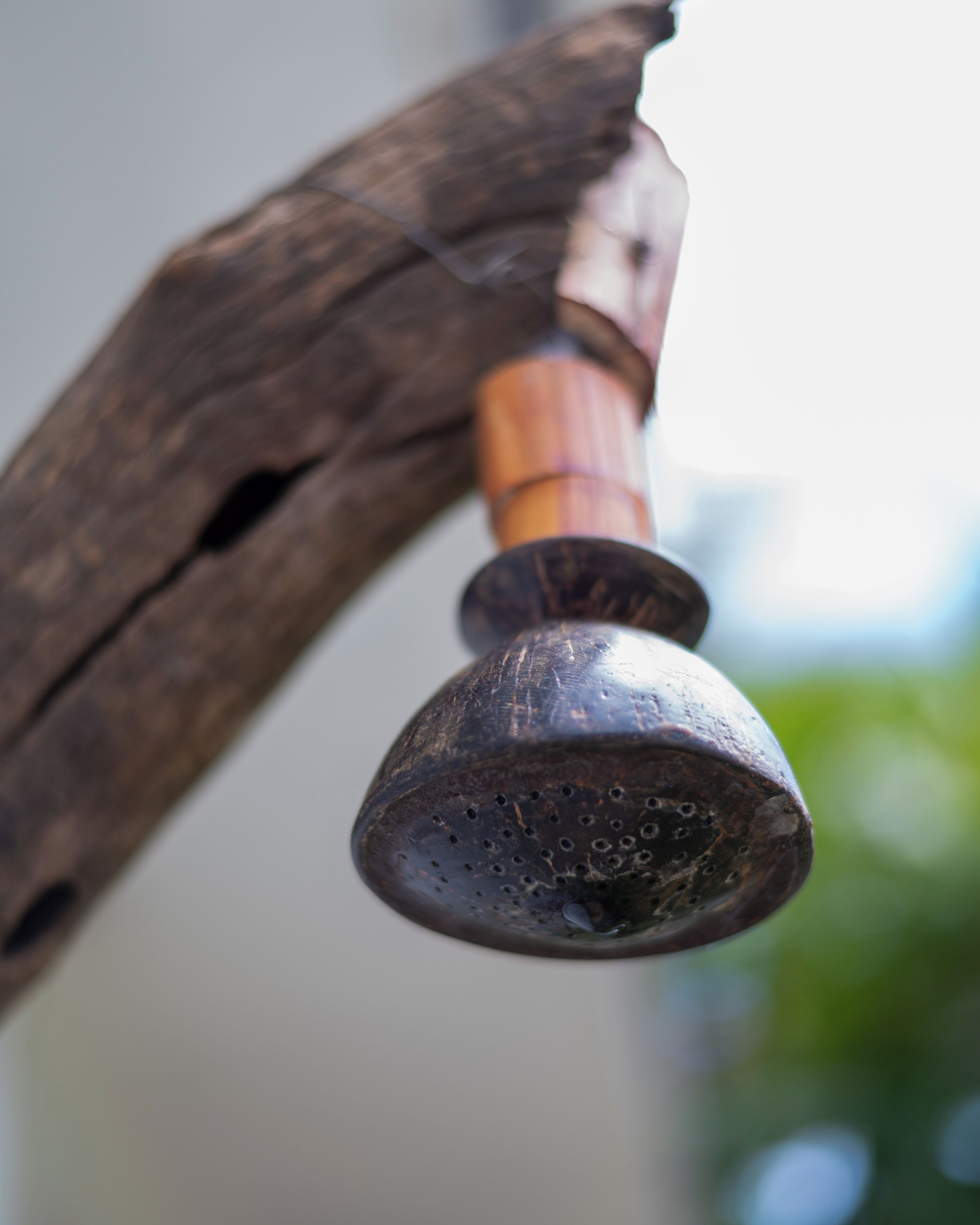 Eine Nahaufnahme eines Holzgegenstandes mit einem Metallteil, möglicherweise ein Werkzeug oder ein Ziergegenstand.