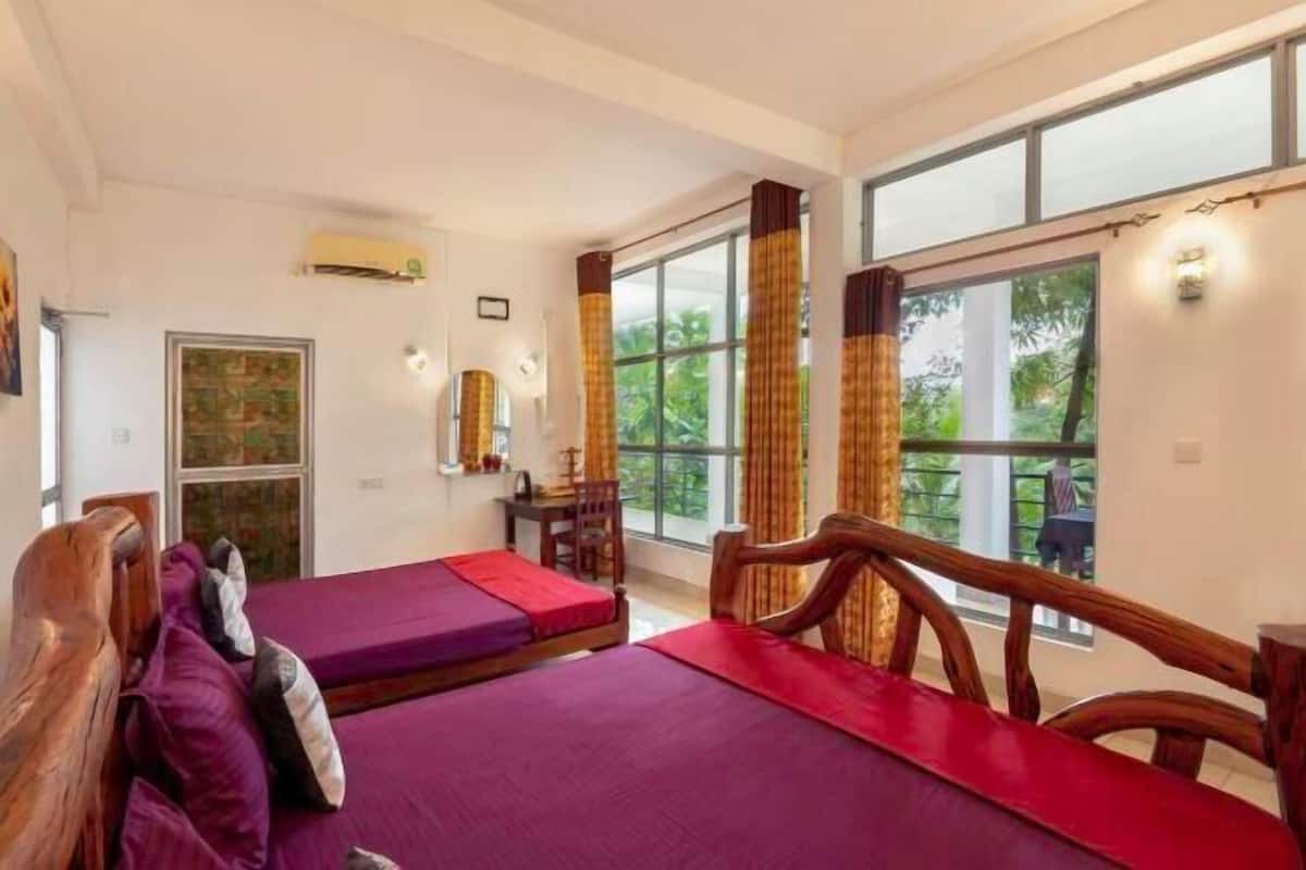Desk, laptop workspace, iron/ironing board, free WiFi