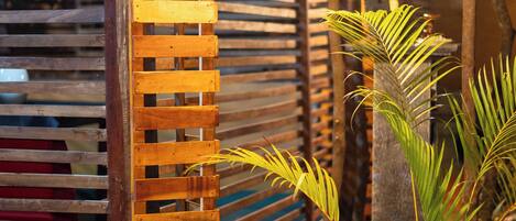 Una estructura de madera con un muro de listones y un tejado de paja.