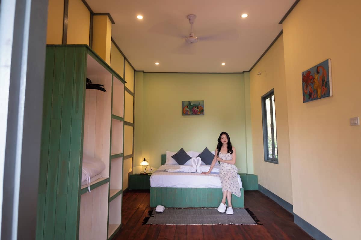 1 bedroom, desk