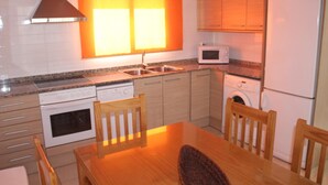 Private kitchen - Holiday Apartment for 6 People (Creixell)