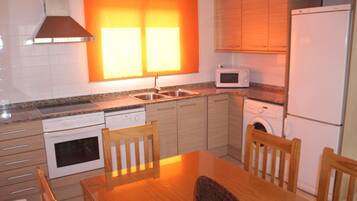 Private kitchen | Fridge, microwave, oven, dishwasher