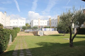 Garden - Holiday Apartment for 6 People (Creixell)