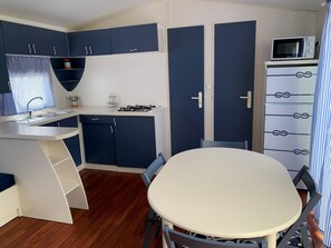 Kjøleskap og kaffetrakter/tekoker