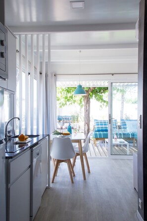 Casa móvil clásica, 2 habitaciones | Cocina privada | Frigorífico, microondas, lavavajillas y cafetera o tetera