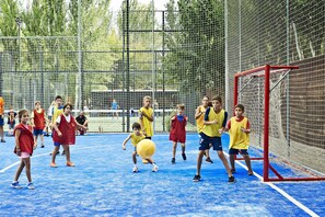 Chalet clásico, 2 habitaciones | Cancha deportiva