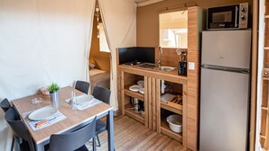 Private kitchen | Coffee/tea maker, microwave, toaster, cookware/dishes/utensils - Chalet Mediterranean With Terrace (Mont-roig del Camp)