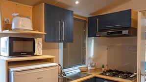 Private kitchen | Coffee/tea maker, microwave, toaster, cookware/dishes/utensils - Chalet Mediterranean With Terrace (Mont-roig del Camp)