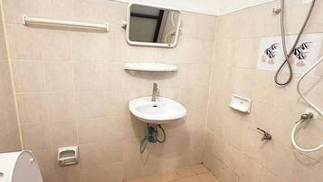 Dobbeltværelse - balkon | Badeværelse | Bruser, hårtørrer, håndklæder, Sæbe