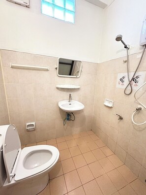 A small bathroom with a toilet, sink, and shower. - Zimbei Cozytel Khaolak (Takua Pa)