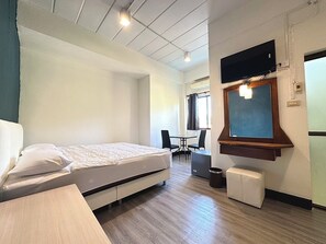 Habitación doble, vista a la montaña | Escritorio 